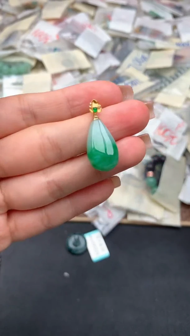 18K金镶嵌挂件翡翠一