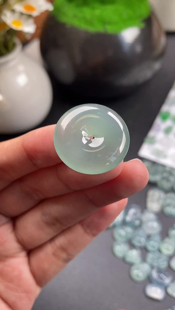 散珠翡翠晴绿底平安扣