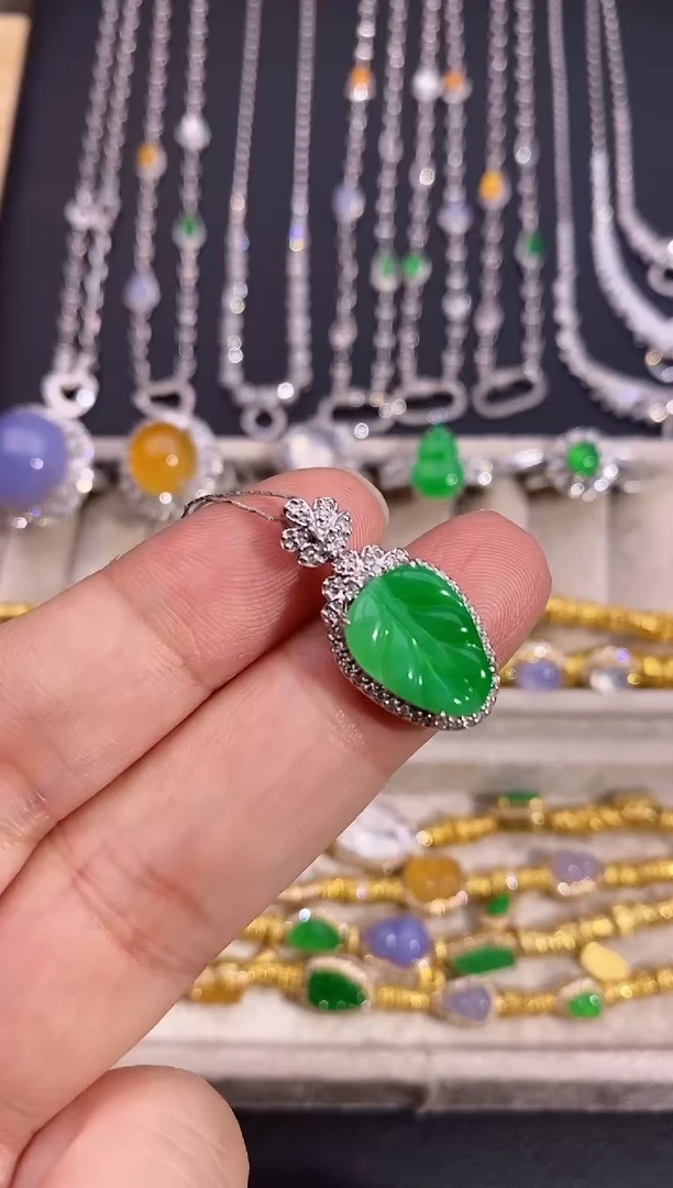 颈饰18K金镶嵌翡翠吊坠