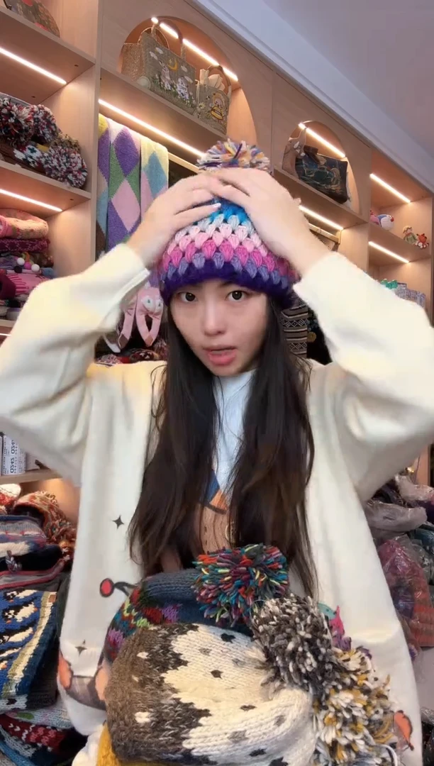 羊毛彩虹菠萝帽