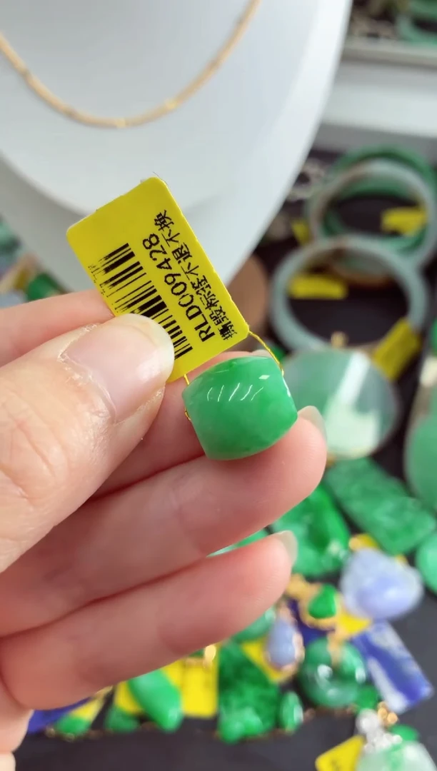 吊坠(不含链)未镶嵌翡翠挂件