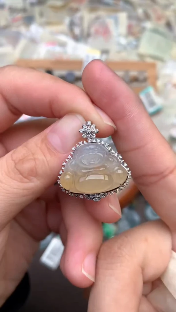 18K金镶嵌挂件翡翠 —
