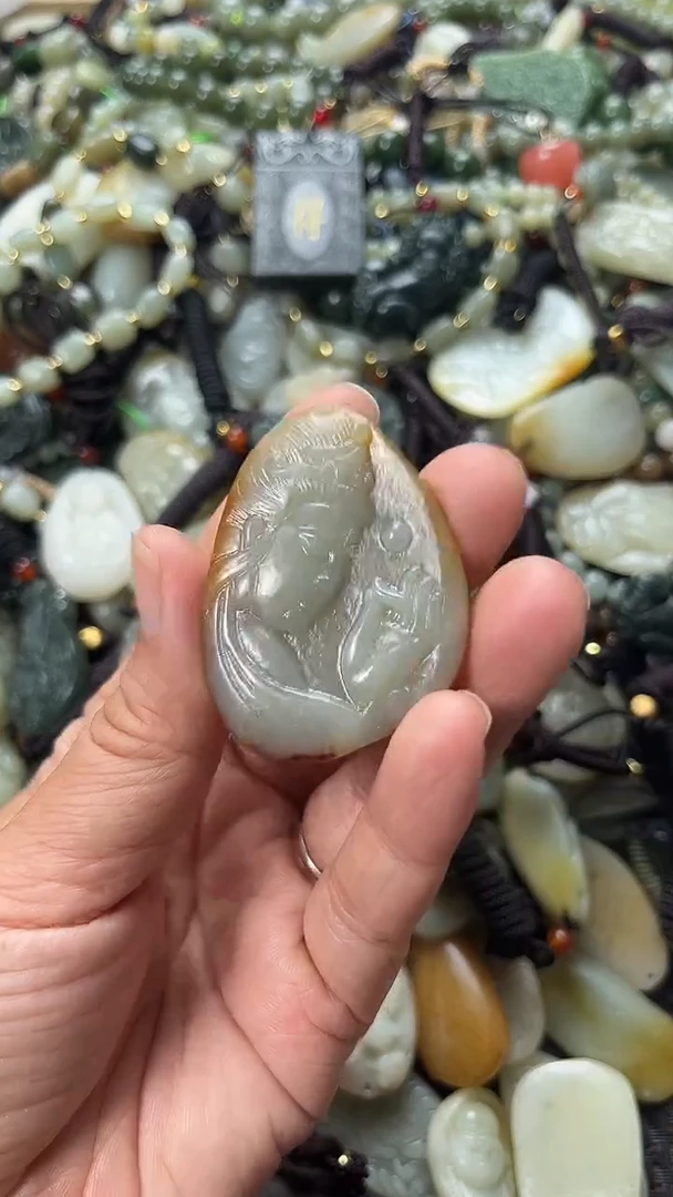 和田玉未镶嵌颈饰（多样性发一件）没有证书有瑕