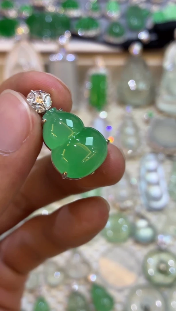 吊坠(不含链)18K金镶嵌翡翠葫芦