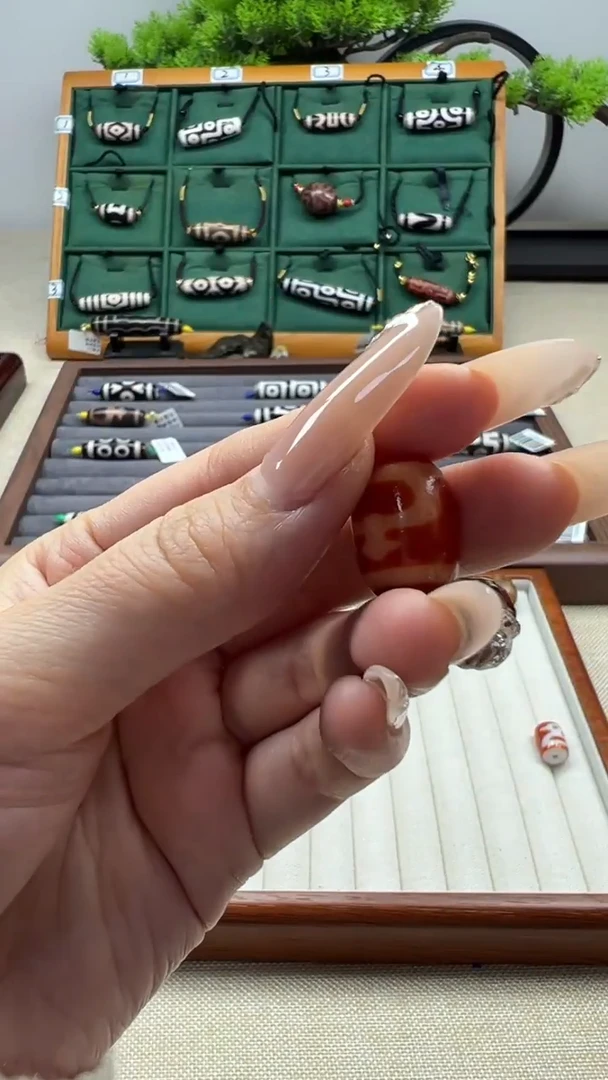 玛瑙/玉髓（覆膜）颈饰未镶嵌65微瑕随机发货