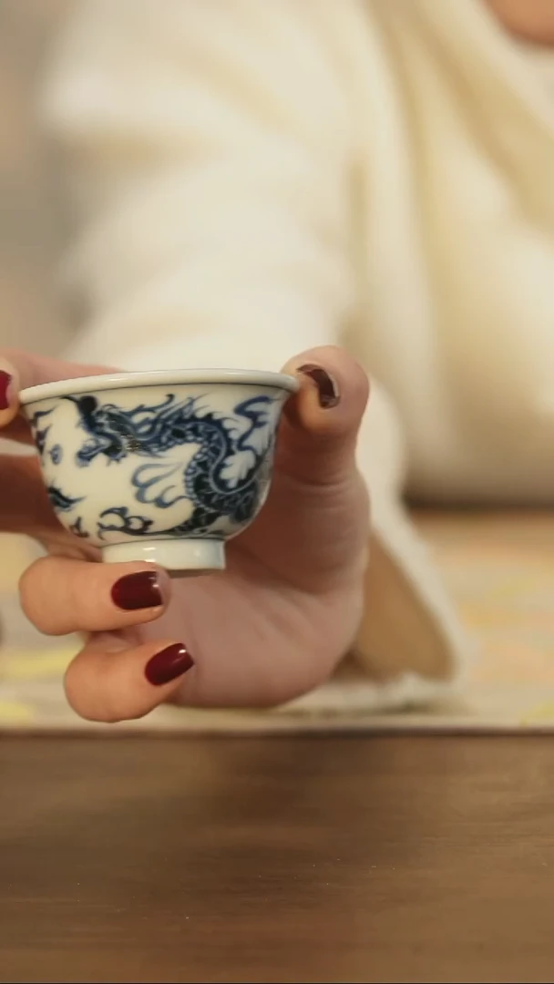 【闪购商品】景德镇手工青花龙纹迷你小压手杯