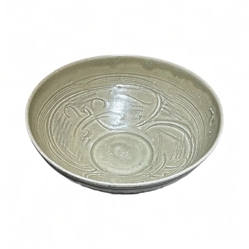 龙泉窑刻花碗，直径16.7厘米，品相完整，口沿有少许氧化磨损