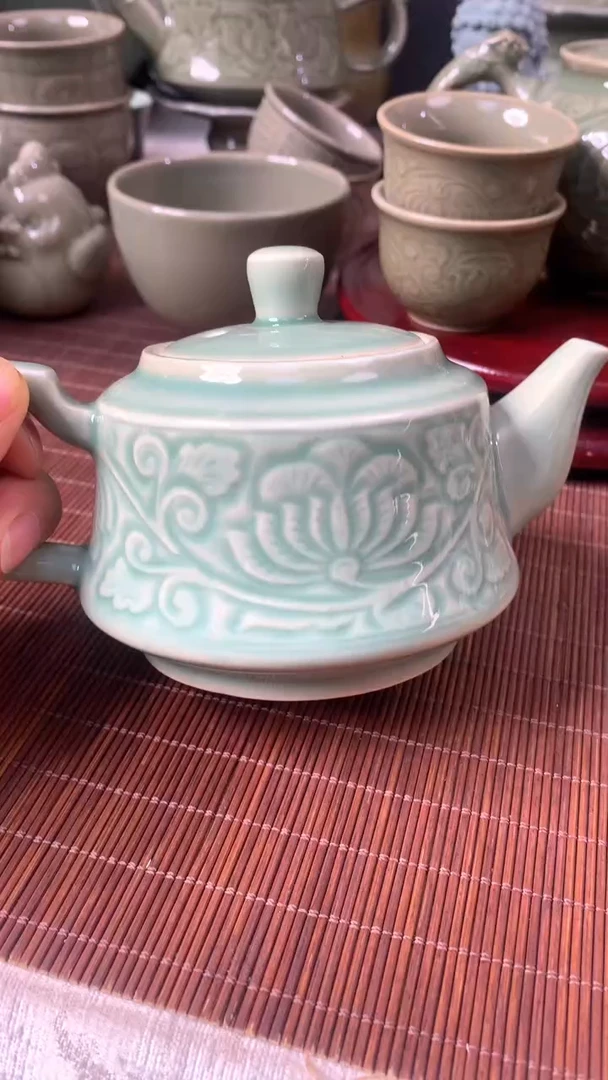 耀州窑微瑕青瓷牡丹230CC壶一只