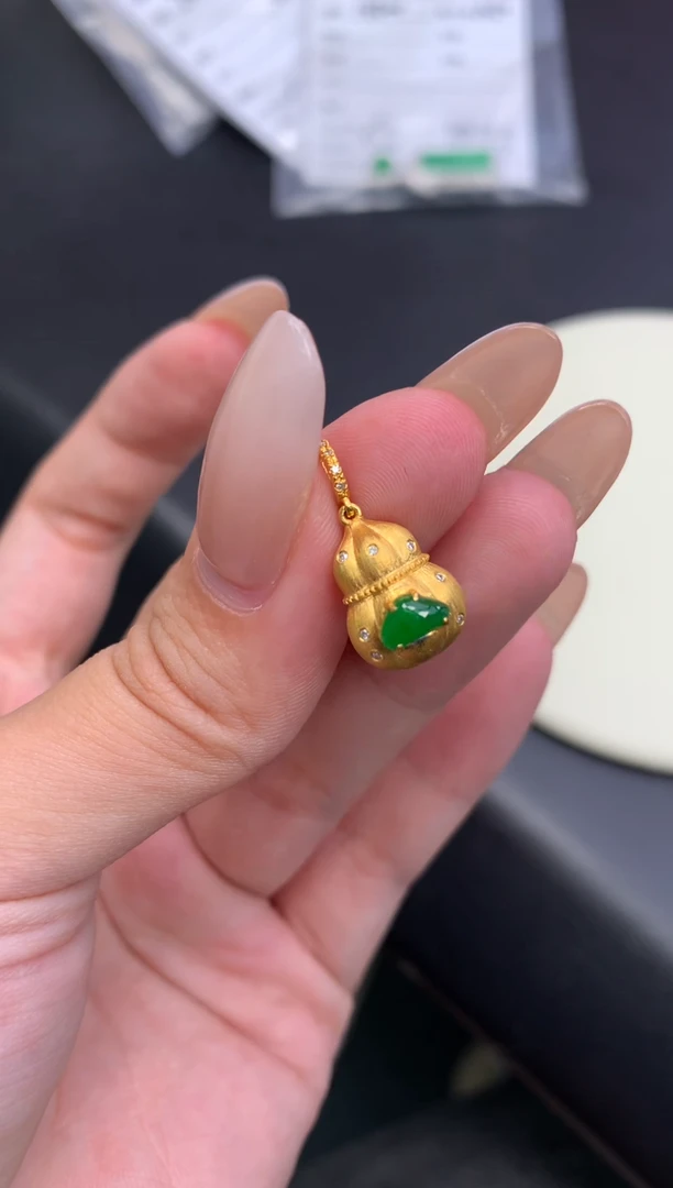 颈饰18K金镶嵌翡翠48小时鉴赏期 退货不扣服务费