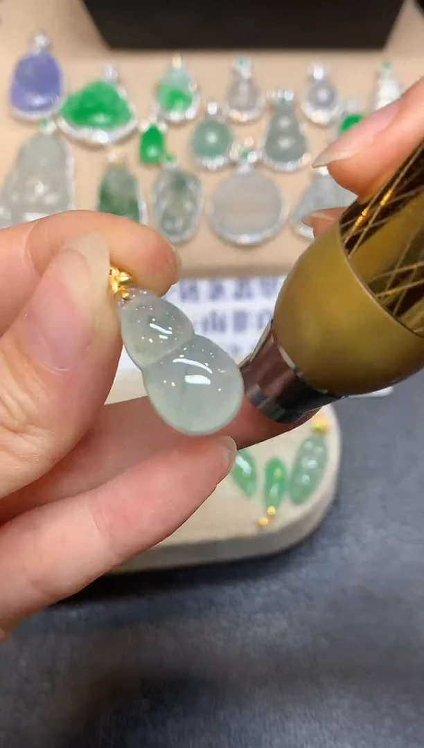 颈饰18K金镶嵌翡翠葫芦【无服务费