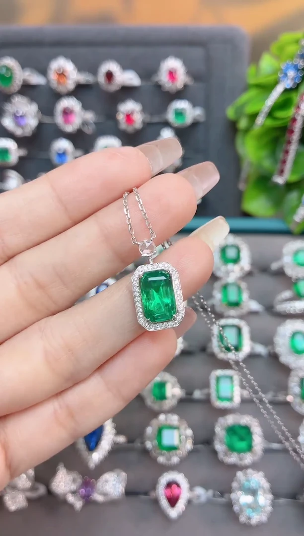 18K金镶嵌套链祖母绿2.9克拉