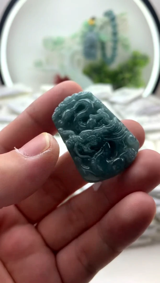 翡翠未镶嵌颈饰小龙牌