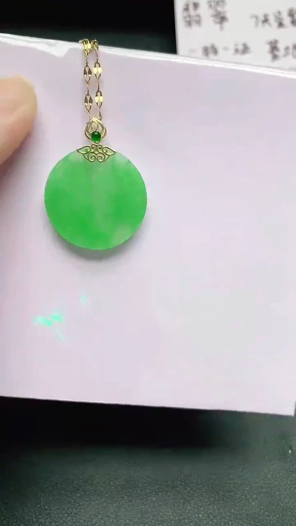 颈饰18K金镶嵌翡翠赠礼盒证书