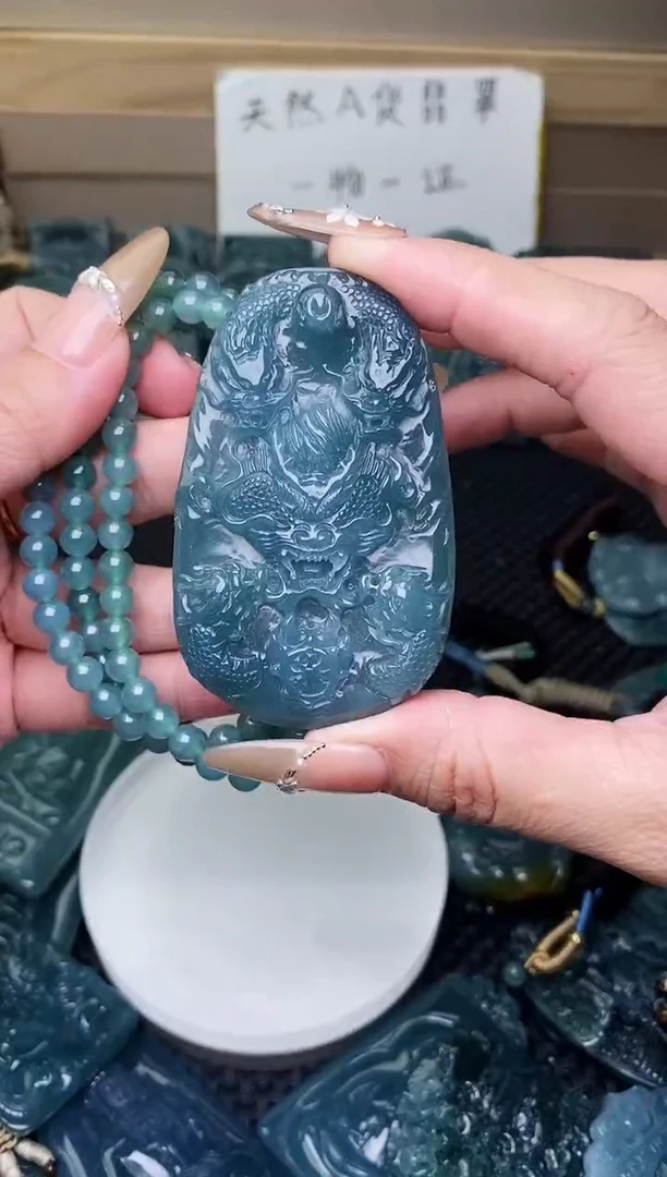 颈饰未镶嵌翡翠