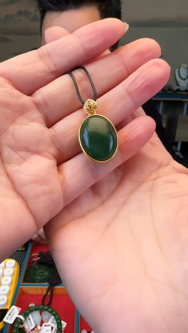 颈饰未镶嵌和田玉双面鸽子蛋