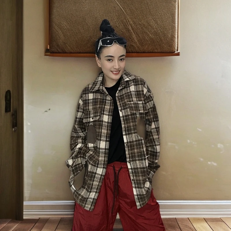 【酷时典】的新款格子复古咖色的个性款衬衣