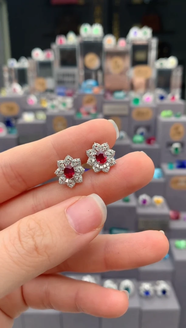 耳饰18K金镶嵌红宝石92分红宝石耳钉