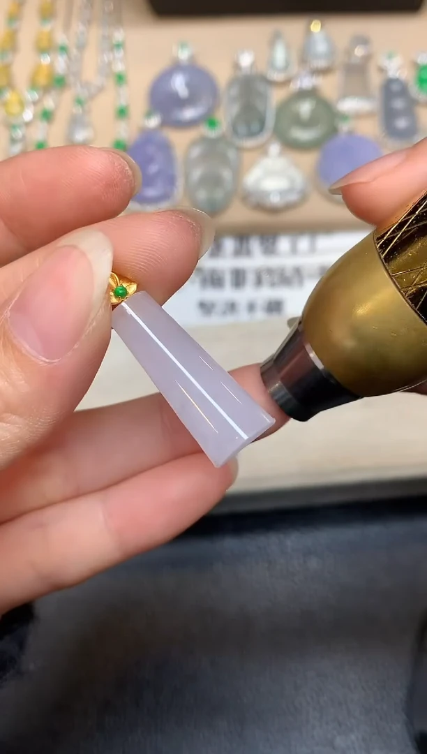 颈饰18K金镶嵌翡翠无事柱【无服务费