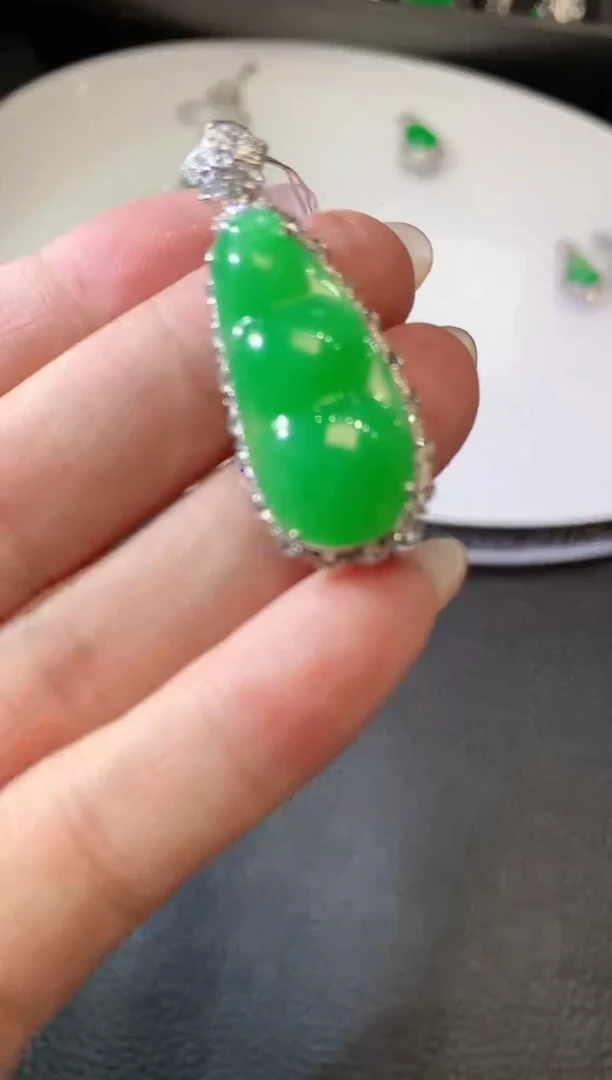 【闪购商品】翡翠吊坠(不含链)18K金镶嵌F83