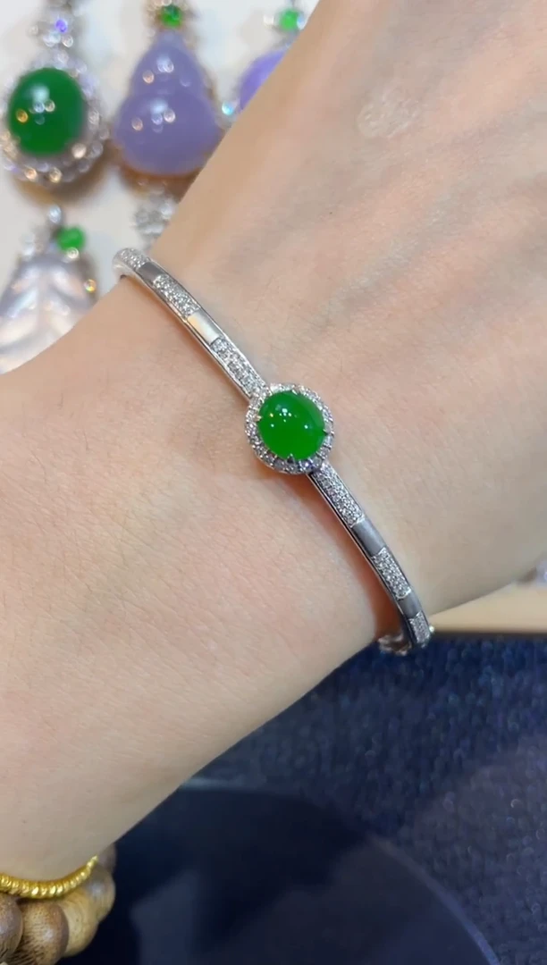 颈饰18K金镶嵌翡翠团购23