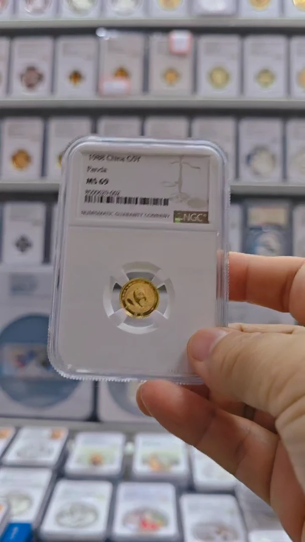 纯金1988年1.55克熊猫金币NGC69无盒证