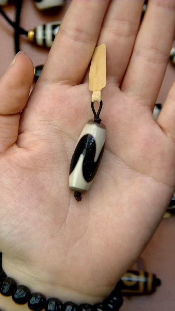 未镶嵌颈饰玛瑙/玉髓朗*度牙牙
