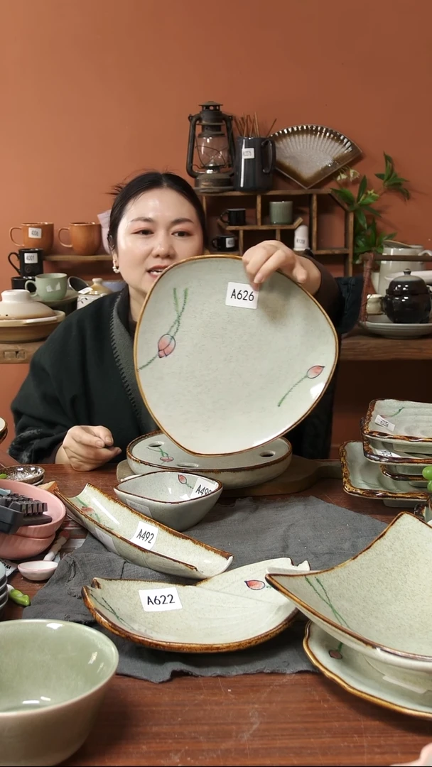 陶瓷A626陶瓷荷花三角盘一个微瑕26*2
