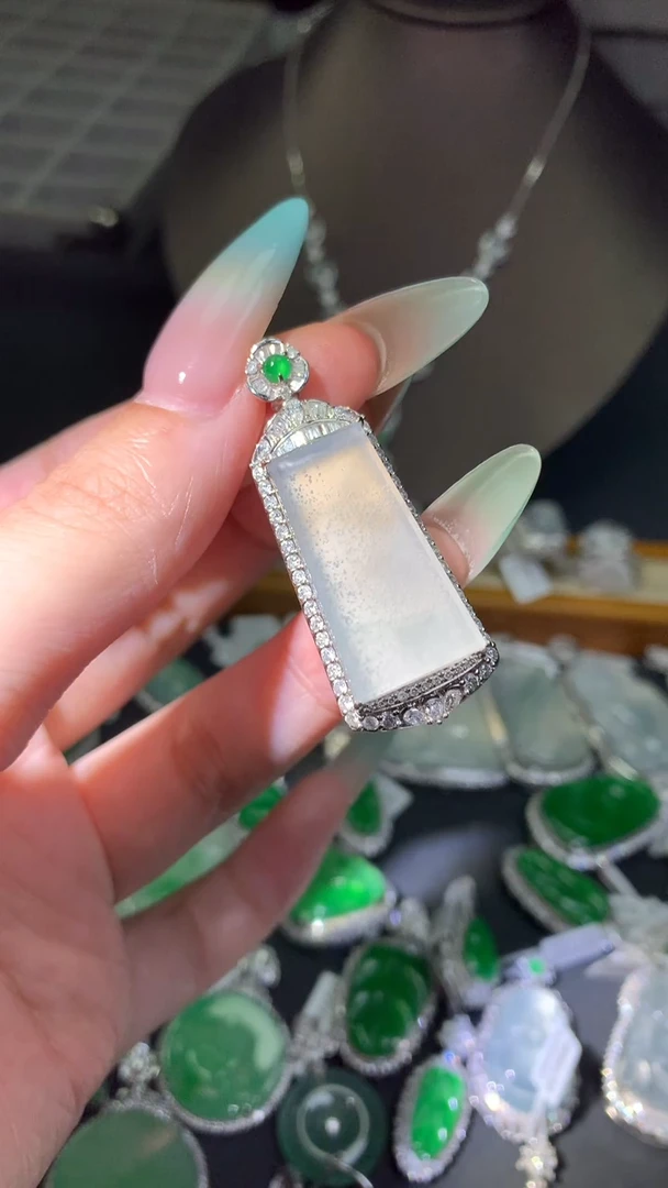 吊坠(不含链)18K金镶嵌翡翠吊坠