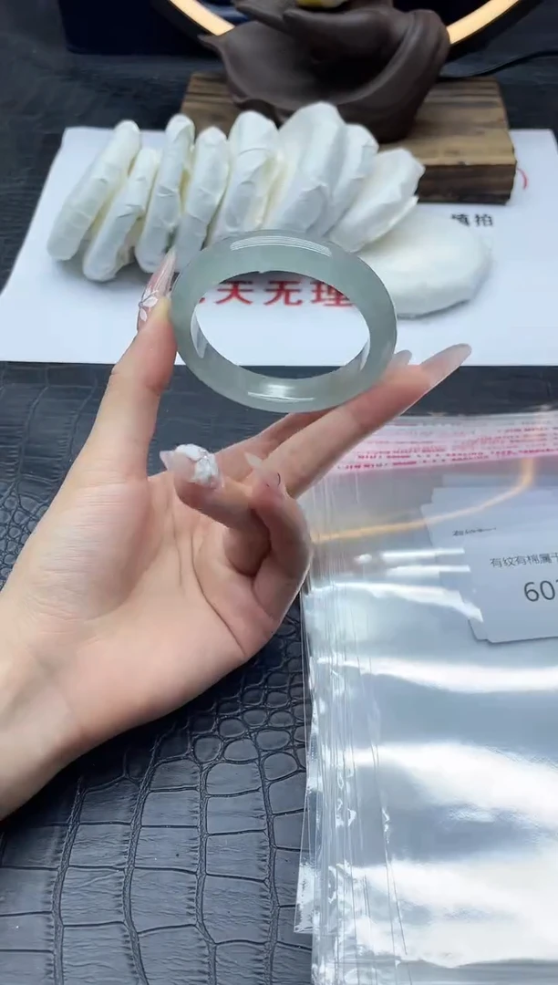 翡翠手镯未镶嵌一物一图603