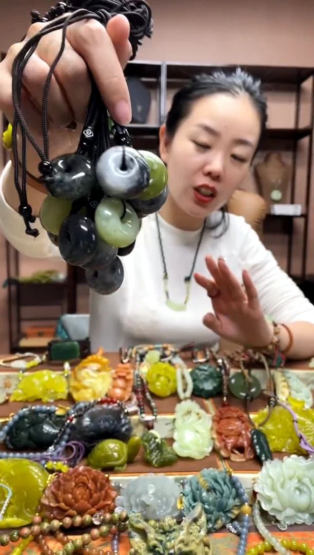 未镶嵌岫玉颈饰多样性发货发其中之一