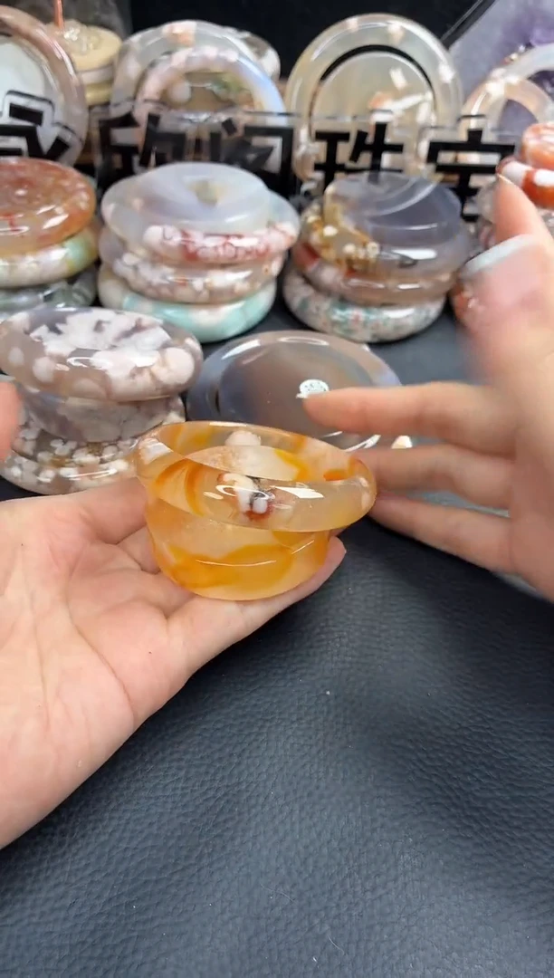 未镶嵌手镯（圆镯）石英质玉53