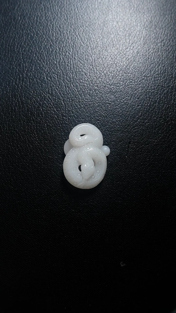 颈饰未镶嵌和田玉蛇吊坠