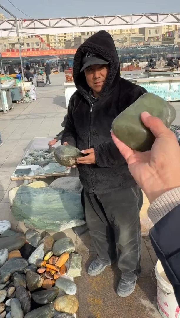 未镶嵌和田玉（糖玉）挂件和田玉