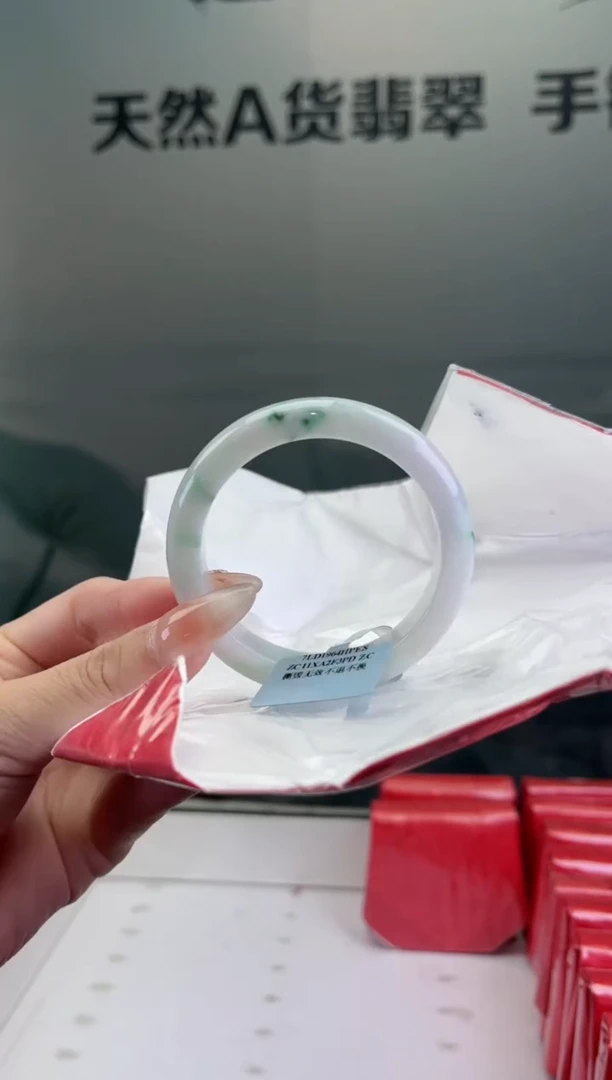 翡翠手镯未镶嵌翡翠手镯