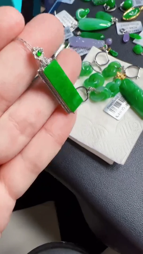 颈饰18K金镶嵌翡翠无事牌