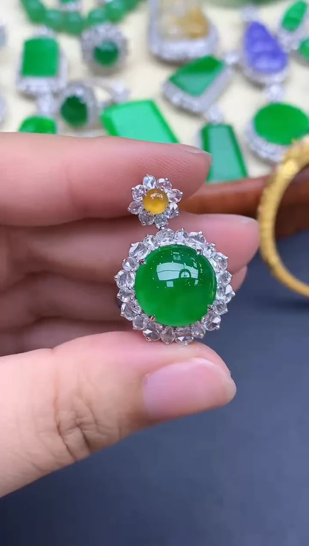 颈饰18K金镶嵌翡翠用****7580-定金10000总价65000