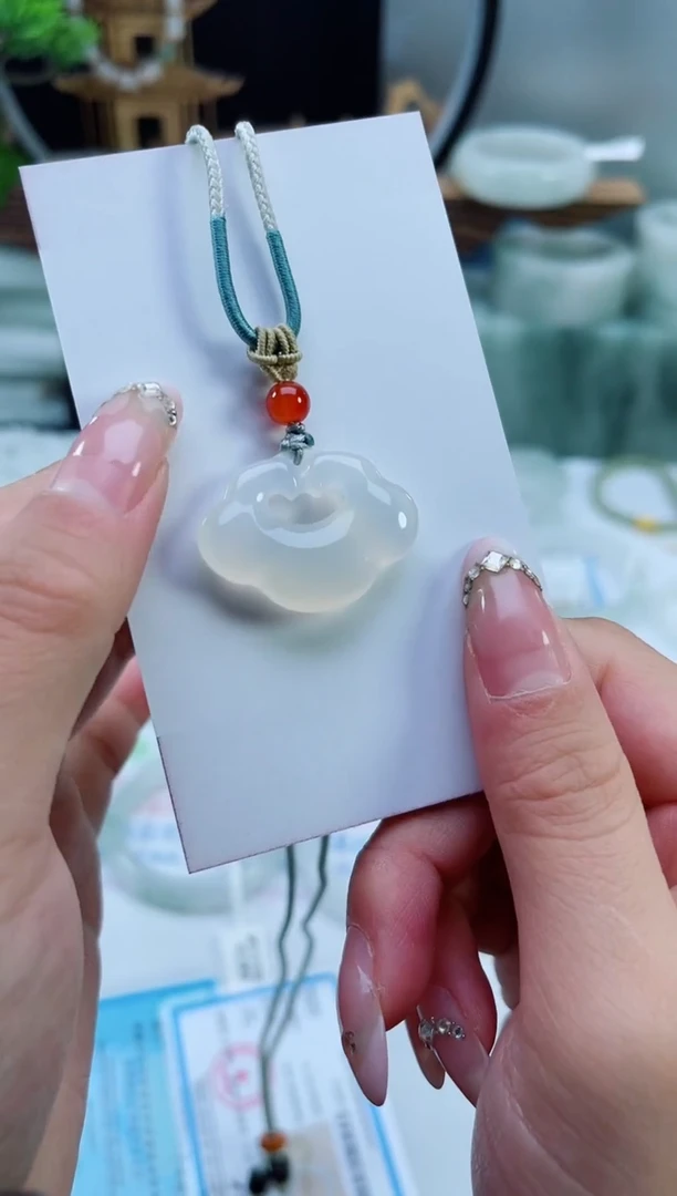 未镶嵌手镯石英质玉（天山翠）祥云锁白