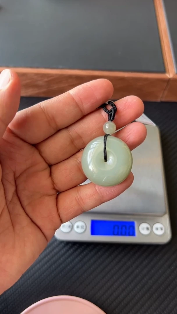 【闪购商品】和田玉吊坠(赠链)未镶嵌且末微色差近矿