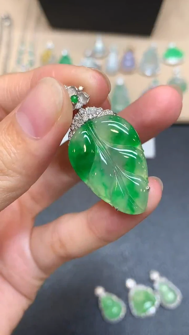 颈饰18K金镶嵌翡翠树叶【无服务费