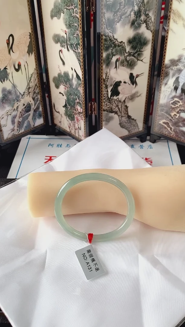 未镶嵌手镯（贵妃镯）翡翠手镯