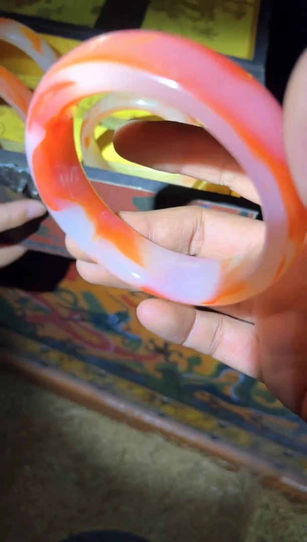 和田玉手镯未镶嵌飘血轮胎镯一只