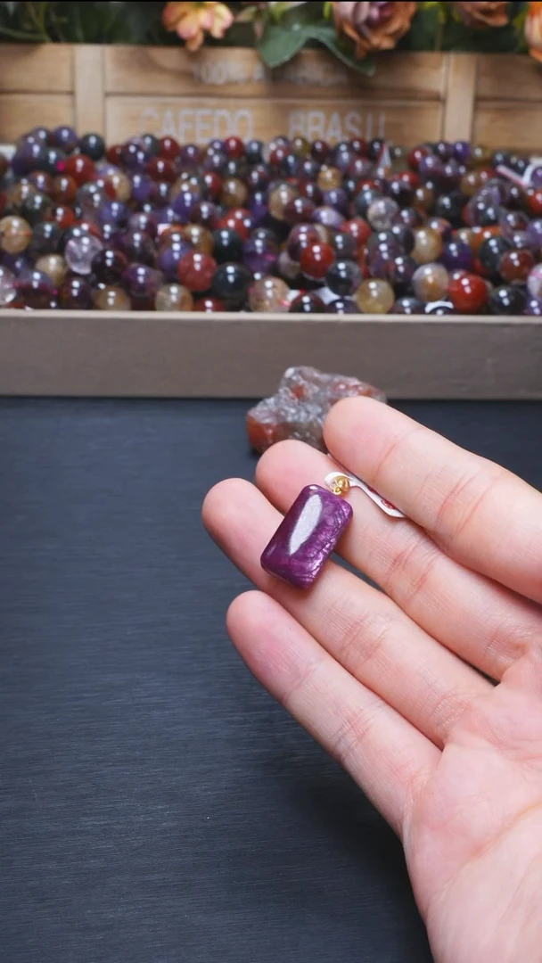 L008-18k红宝无事牌18K金镶嵌红宝石多样性