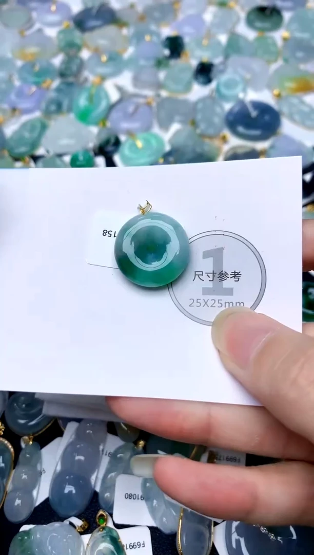 颈饰18K金镶嵌翡翠天然A货翡翠