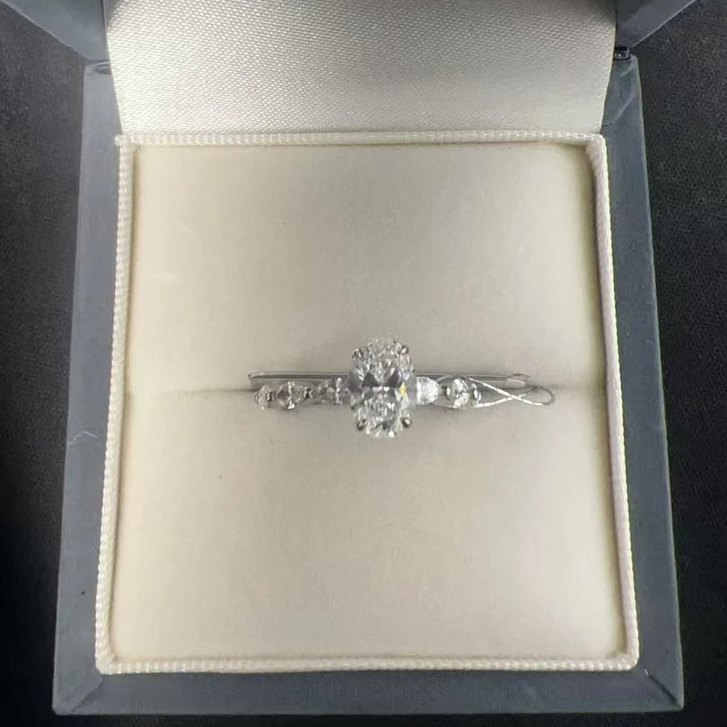 实验室培育钻石椭圆1克拉钻戒
