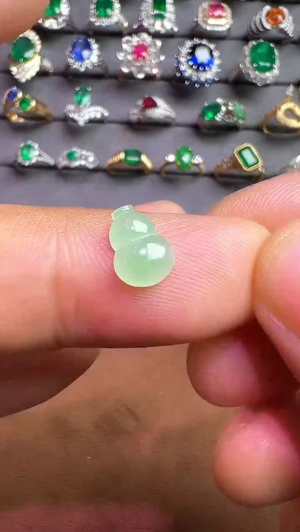 翡翠裸石未镶嵌翡翠葫芦