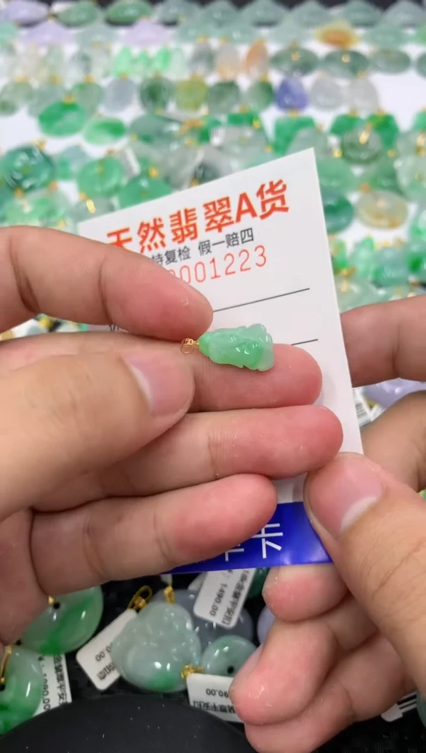 翡翠18K金镶嵌颈饰11111111111