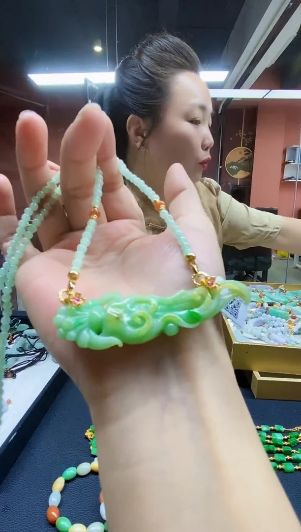 颈饰未镶嵌翡翠吊坠