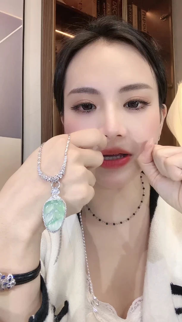 【闪购商品】翡翠吊坠(不含链)18K金镶嵌D39