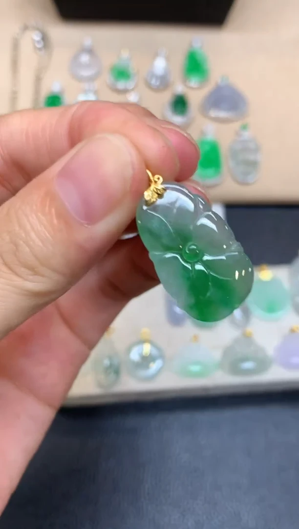 颈饰18K金镶嵌翡翠荷叶【无服务费