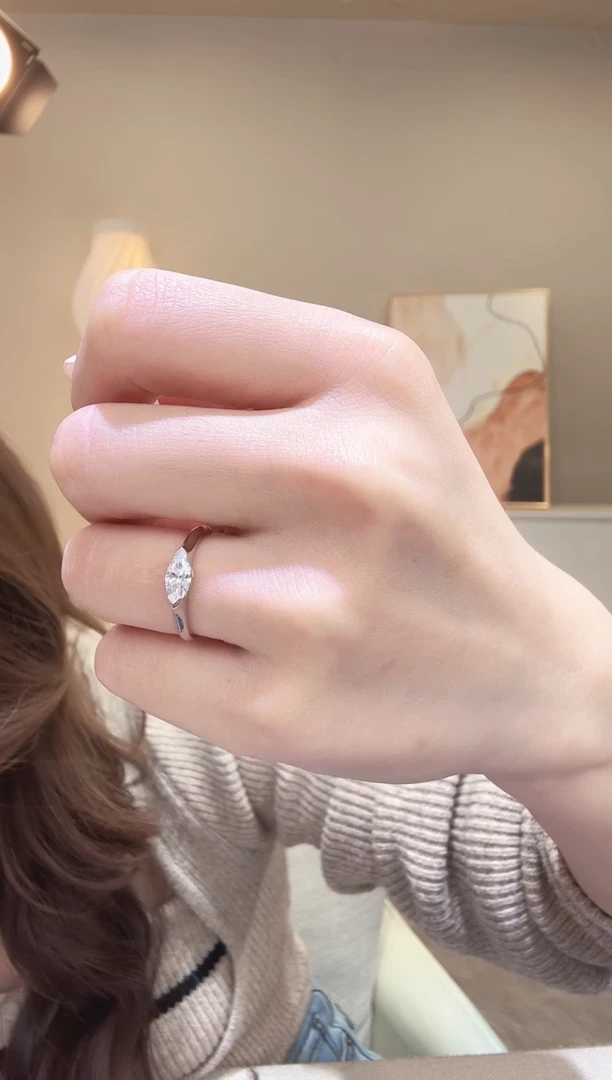 18K金镶嵌实验室培育钻石50分马眼戒指k白